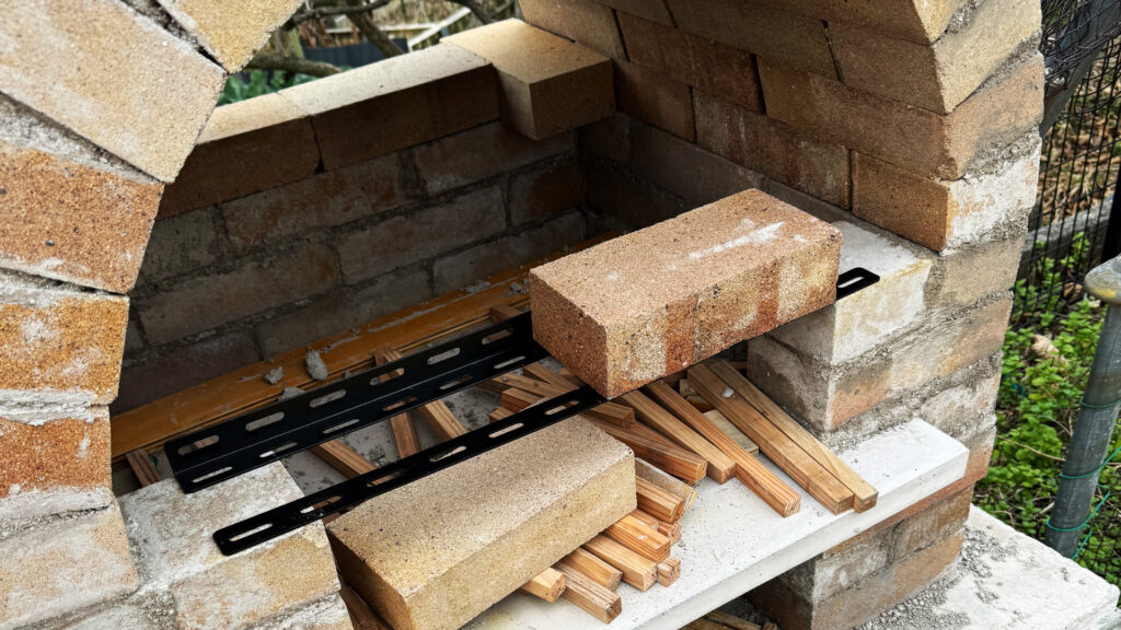 素人によるピザ窯づくり～接合金具と金属板～