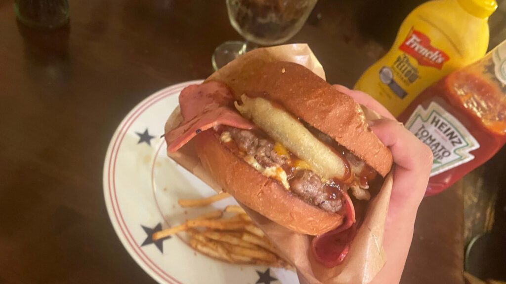 〈スタジオ立ち寄りグルメ〉アメリカンダイナー「ロッキンロビン」の絶品バーガー＠愛知県一宮市