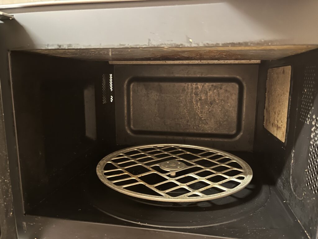 【掃除が苦手な人も必見！】年末の大掃除で試して欲しい掃除術（電子レンジ編）