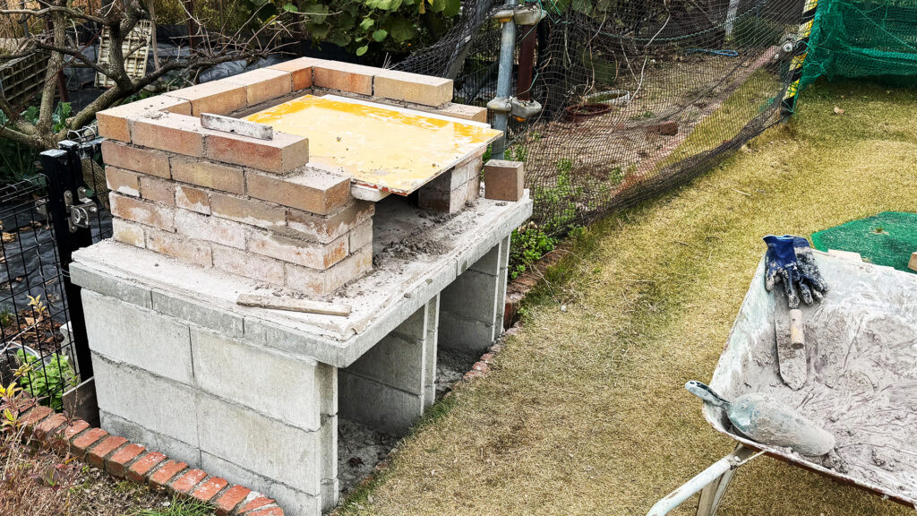 素人によるピザ窯づくり〜レンガとの格闘の末に〜