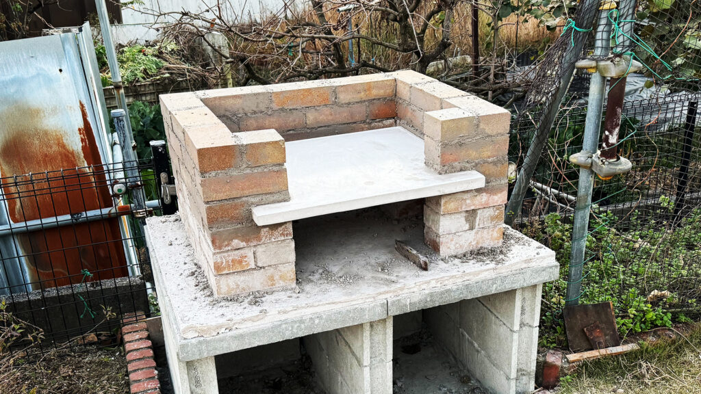 素人によるピザ窯づくり〜レンガとの格闘の末に〜