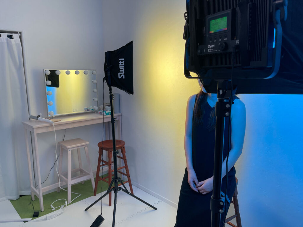 普通の照明だけじゃない！カラーライトであなたもモデルみたいになれます！